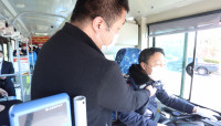 46秒丨有人抢夺方向盘？看演练中威海荣成公交车驾驶员“教科书式”应对！