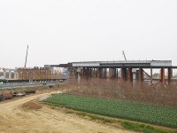 济南至泰安高速又有新进展！省庄东互通首架钢混叠合梁完成跨路施工