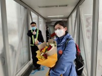 54秒|出征时订婚 山东医疗队员下机后在机场与未婚夫“隔空拥抱”