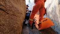 49秒丨驴友爬山摔伤多处骨折 济宁消防员上山救人