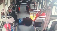 33秒丨暖！济南公交车上一男子突发癫痫晕倒 众人合力相救