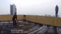 29秒丨安徽广德一女子站在18楼欲轻生，民警声嘶力竭大喊“不要动”