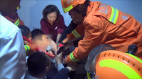 48秒｜5岁男童不慎手卷入家中跑步机内 临沂消防紧急救援
