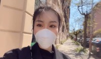 全球战疫·Vlog丨口罩、消毒棉片……在意中国留学生收到了“空投”健康包