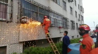 49秒｜两岁女童被反锁屋内 济宁消防紧急救援
