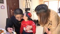 69秒 | 援助湖北的济宁护师回家，3岁儿子叫他“超级大英雄”