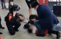 这就是山东｜被怒赞的火车站救人的女医生是章丘哒，还是个“超级学霸”