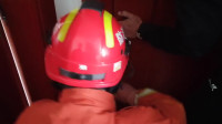 43秒|济宁4岁男童手指被卡门缝 脱险后激动拥抱消防员