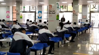 43秒丨单人单桌同向错峰就餐 滨州市技师学院返校学生就餐座位具体到人