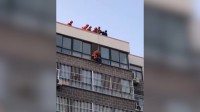 25秒丨莱芜一女子站7楼窗外欲轻生 消防员楼顶空降拦腰救下