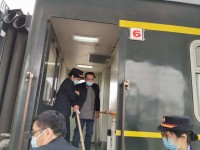 暖新闻｜乘客拄拐杖乘车行动不便 济宁火车站工作人员送上贴心服务