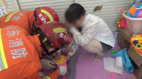 43秒 | 三岁女孩遭玩具卡手一直哭泣抽噎 济宁消防紧急救援