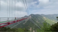 游客走上世界第一长人行悬索桥“步履蹒跚”！记者带你打卡临沂天蒙旅游区