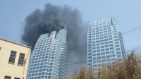 突发！临沂罗庄一建筑楼顶着火 现场黑烟滚滚！消防发布警情通报