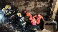 42秒 | 临沂一工人被坍塌土方困住 暖心消防员脱下战斗服铺设保护