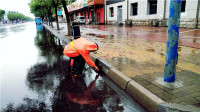 以雨为令！东营环卫工人“借雨作业” 确保城市道路排水通畅
