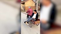 80秒丨菏泽92岁老人骑车带30岁孙子 网友赞其“最幸福的炫富”