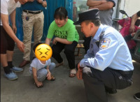 27秒丨孩子蹲在路边大哭 临沂民警助其找到家人