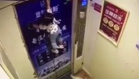 36秒丨惊险！2岁女童因“遛娃神器”被挂电梯门，悬挂100秒后摔落