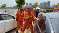 24秒丨大热天儿童不慎被反锁车内 威海消防员30秒紧急救援