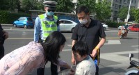 58秒 | 抱头、抱腿、抱电动车……临沂市的幼儿园门口今日上演了一出“离别交响乐”