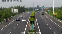 50秒｜潍坊：乘客成群结伴在高速公路上行走 这是闹哪样？！