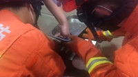 36秒｜潍坊一男子被绞肉机“咬手 ”消防紧急救援