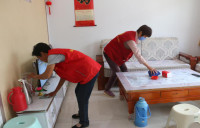 曲阜市尼山镇志愿者为贫困户清洁庭院