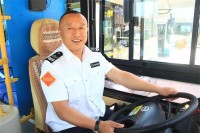 50秒丨因座位爭執乘客竟拔刀相向 看威海這位公交車駕駛員如何解危機