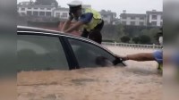 28秒｜突發(fā)！宜昌暴雨致車輛被淹 民警爬上車砸窗救人