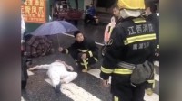 19秒丨暖心！江西一老人倒在雨中 消防员立即跳车救人