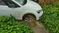 30秒丨济南突降大雨轿车被困水中 雨季行车需谨慎