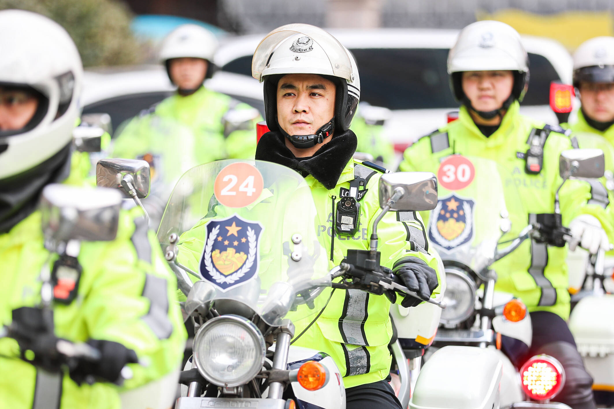 铁骑出发高效便民青岛市李沧交警铁骑队春节前上路巡逻