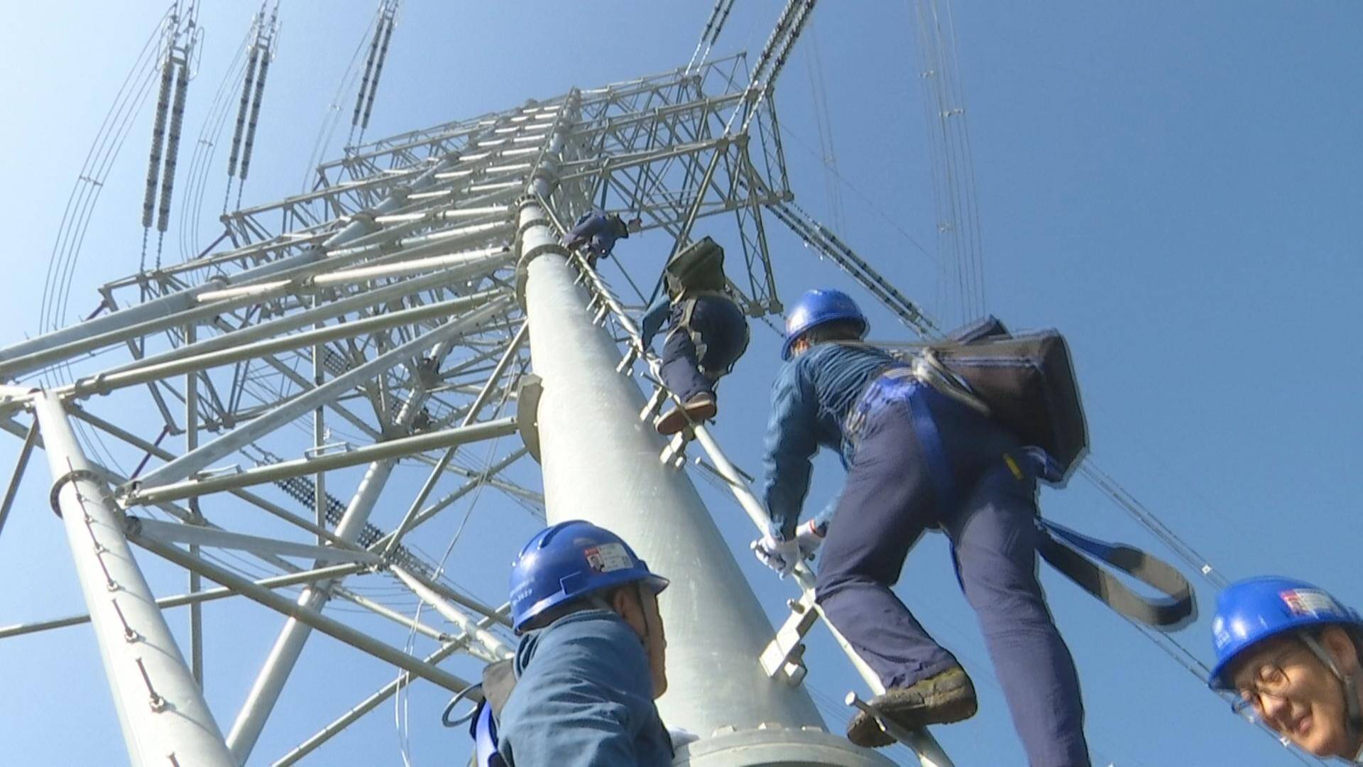 在高压线上喝水吃饭这活儿谁敢干