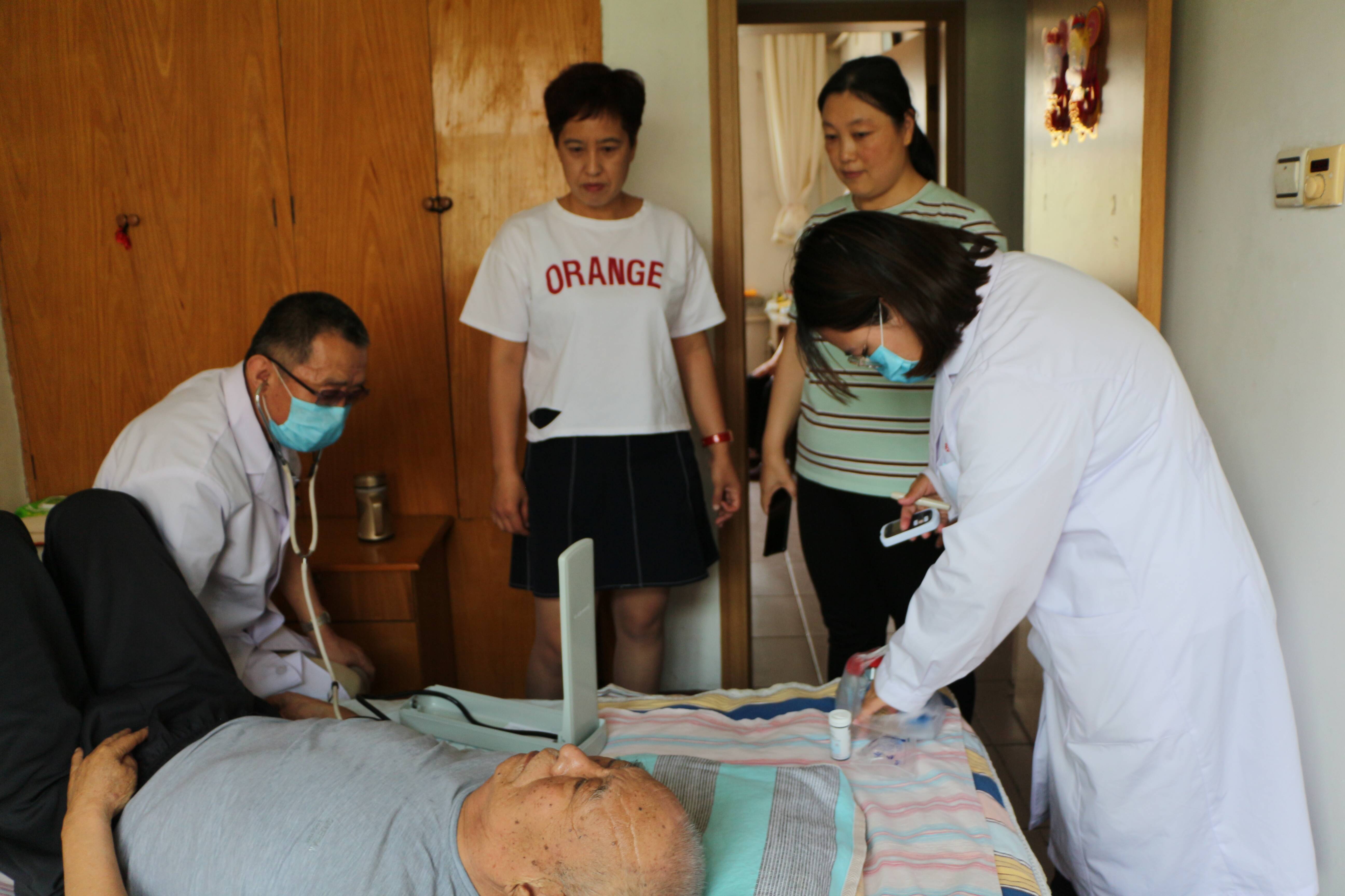 病床上的呼叫怎么用山东军休医养结合系列报道之——“病有良医”篇： “军休所把医院开到了我家门口”_https://www.jmylbn.com_新闻资讯_第2张