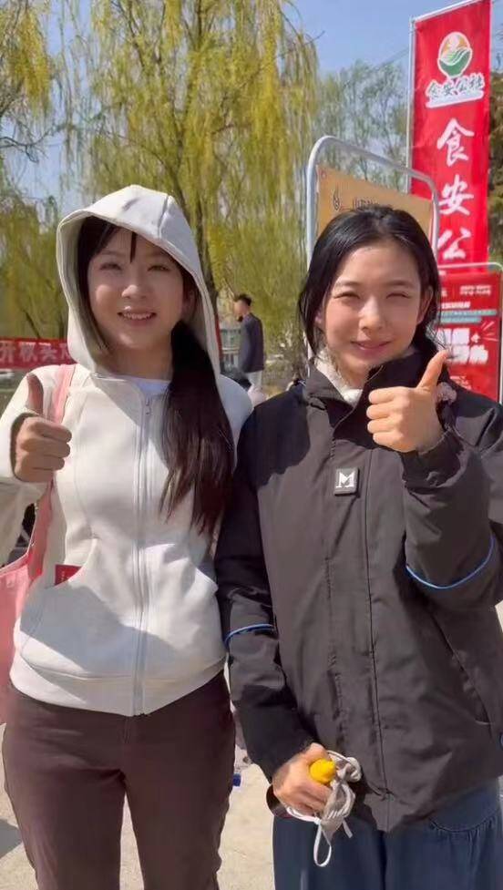 参加2024齐鲁烹鸡大赛新泰海选赛的女大学生刘莹(右)