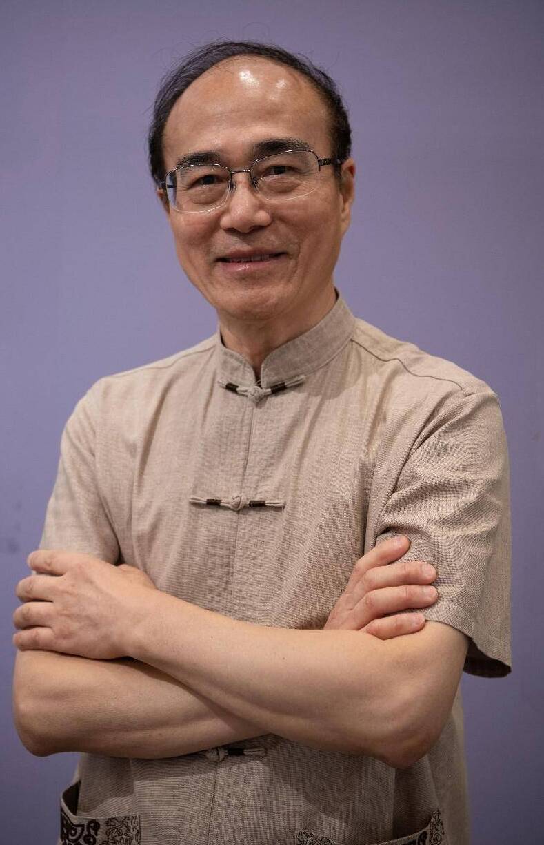 王天明是山东省非物质文化遗产济南微雕代表性传承人,山东省工艺美术