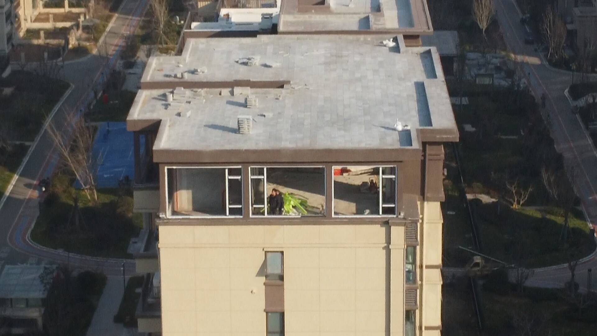 一楼圈院子 顶楼建亭台 临沂一新小区为何违建泛滥？