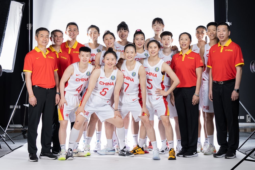 世界杯开赛在即，FIBA晒出中国女篮12人大合照