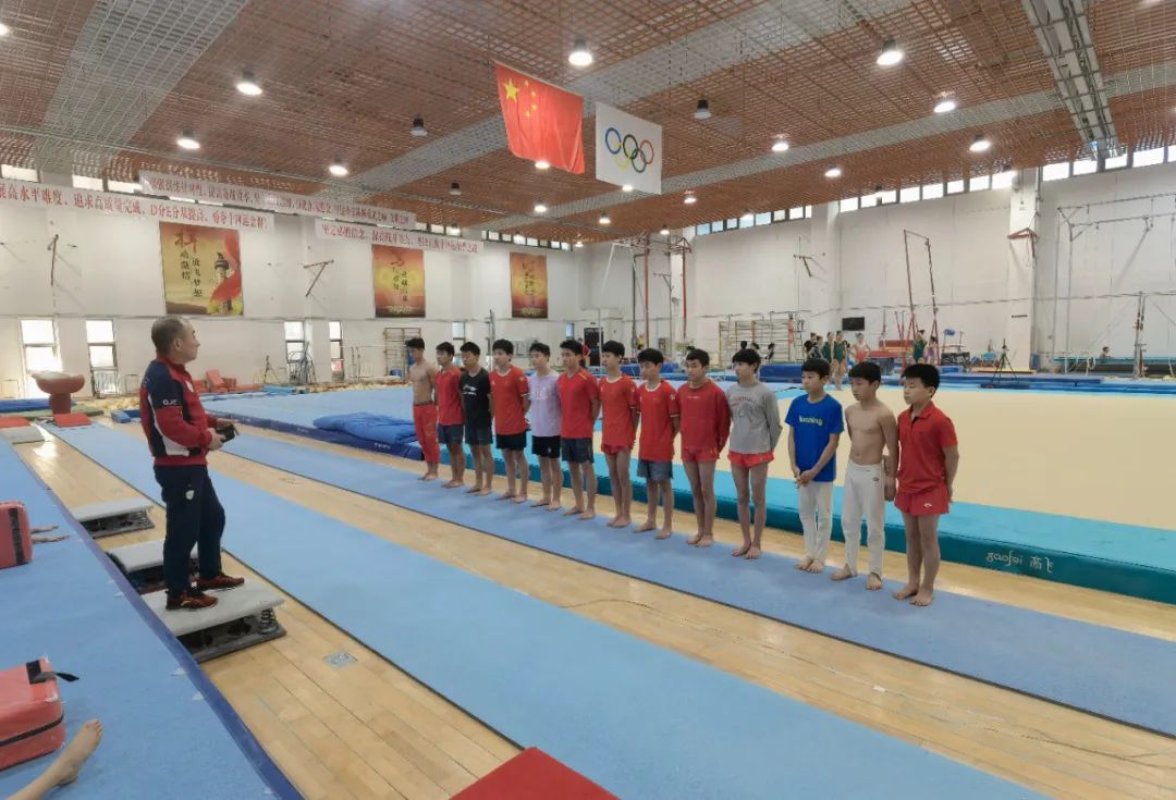 山东省体操队开展专项技术考核测验，奥运冠军张成龙负责标准评判
