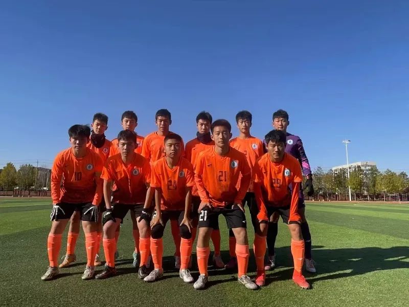 第一届山东省“青少年校园足球”联赛落幕，济南一中夺高中组亚军。