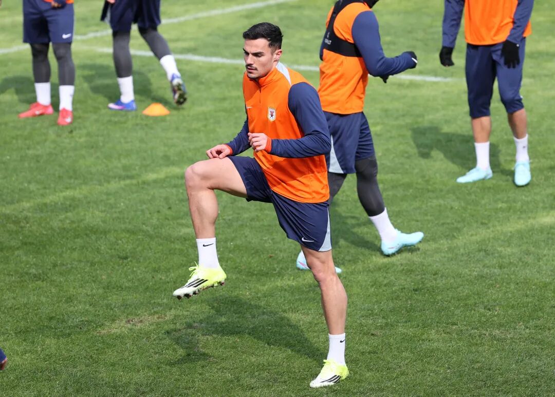 泰山队赛前训练备战中超首轮,新援阿尔瓦罗亮相