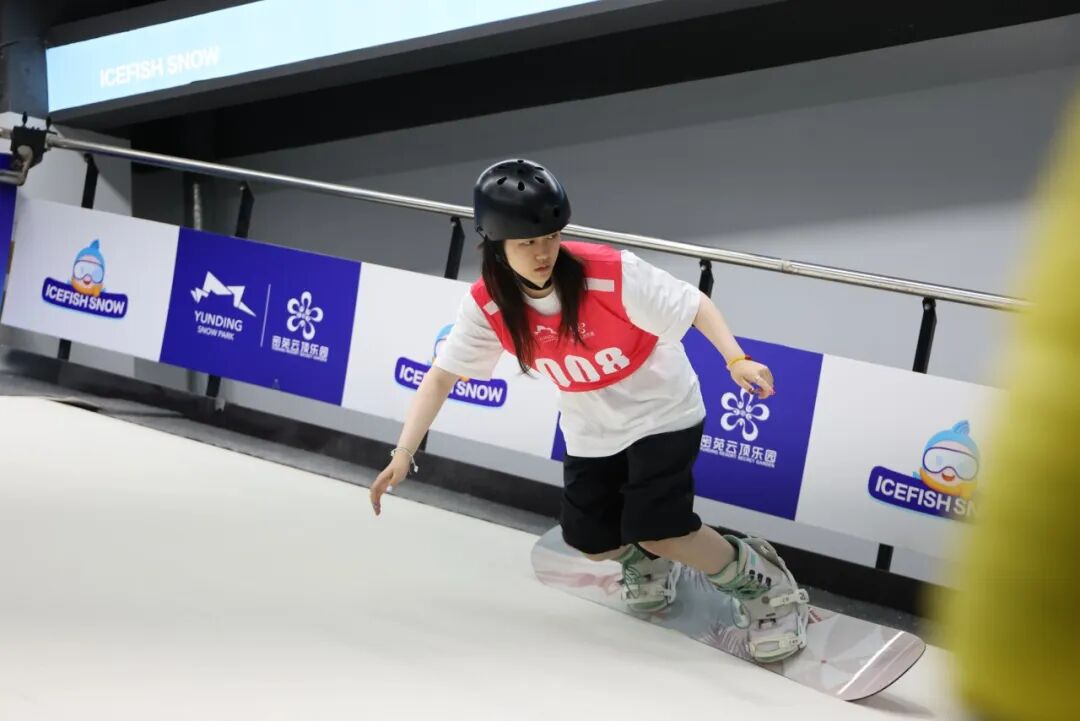 云顶杯 “我是冠军” 全国滑雪积分赛鏖战泉城