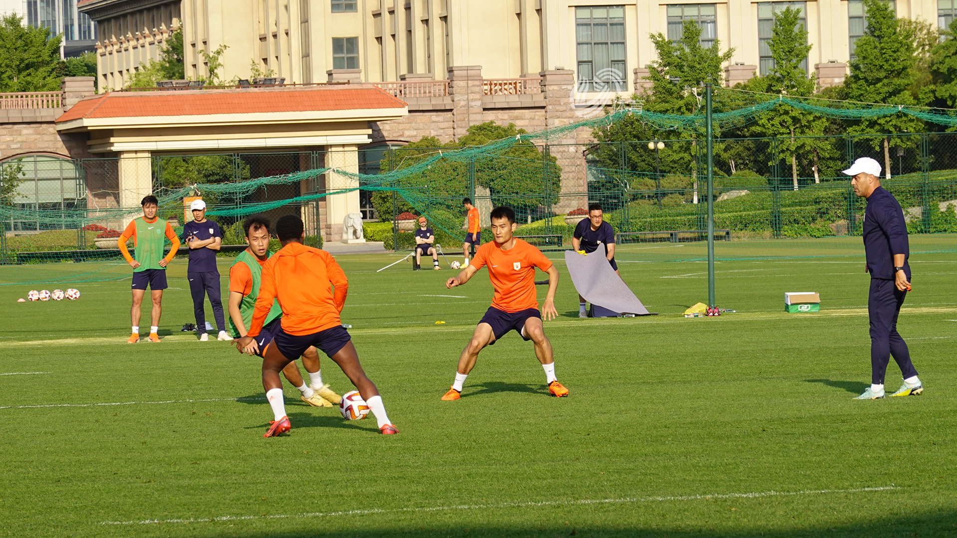 山东泰山今天下午在基地举行球迷开放日，一百多名球迷到场_山东泰山队球迷开放日_泰山队训练基地球迷互动