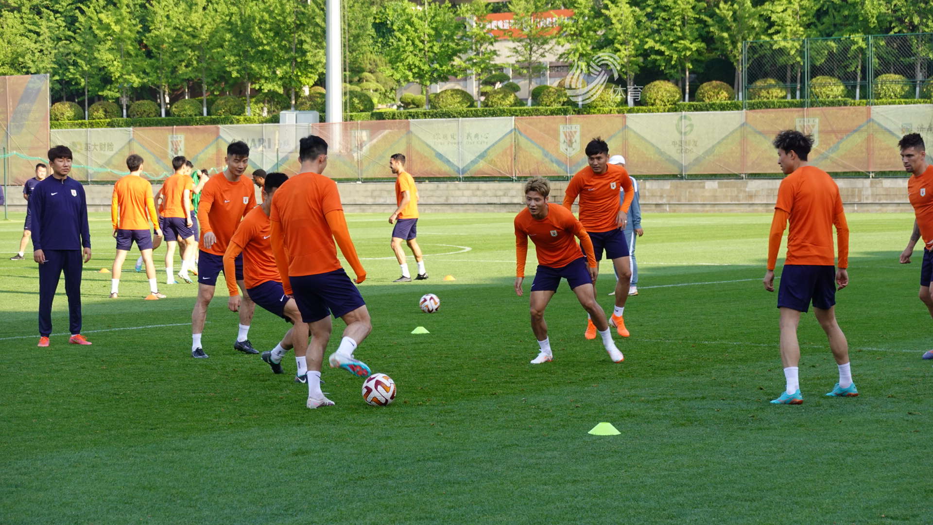 泰山队训练基地球迷互动_山东泰山今天下午在基地举行球迷开放日，一百多名球迷到场_山东泰山队球迷开放日