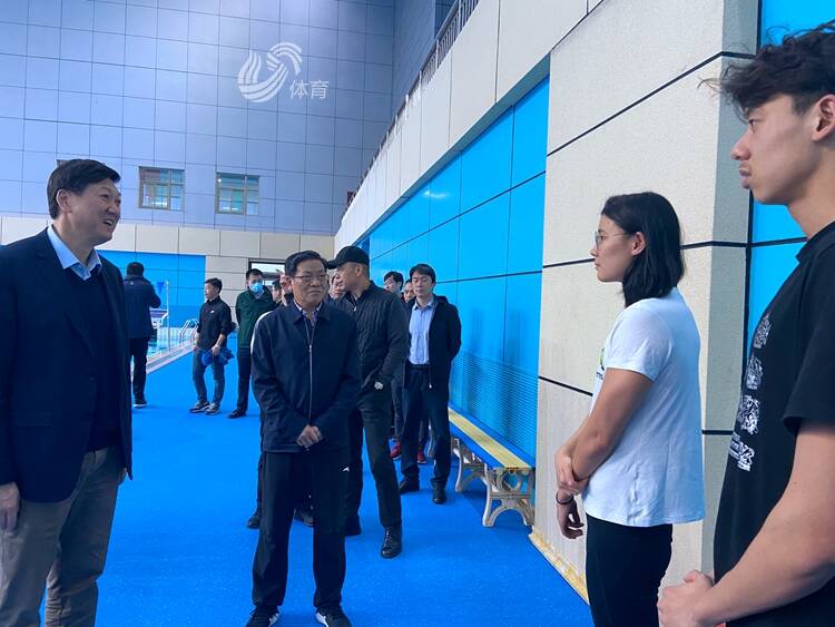 国家体育总局副局长高志丹一行看望慰问国家游泳队第四组