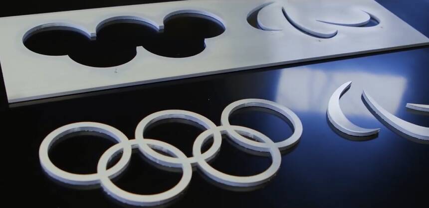 东京奥运会颁奖台上五环LOGO，全部由济南企业生产的设备雕制