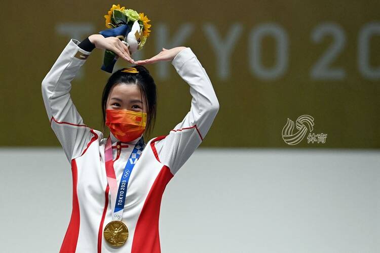最后一枪逆袭夺冠！00后小将杨倩夺奥运首金，她还是清华才女