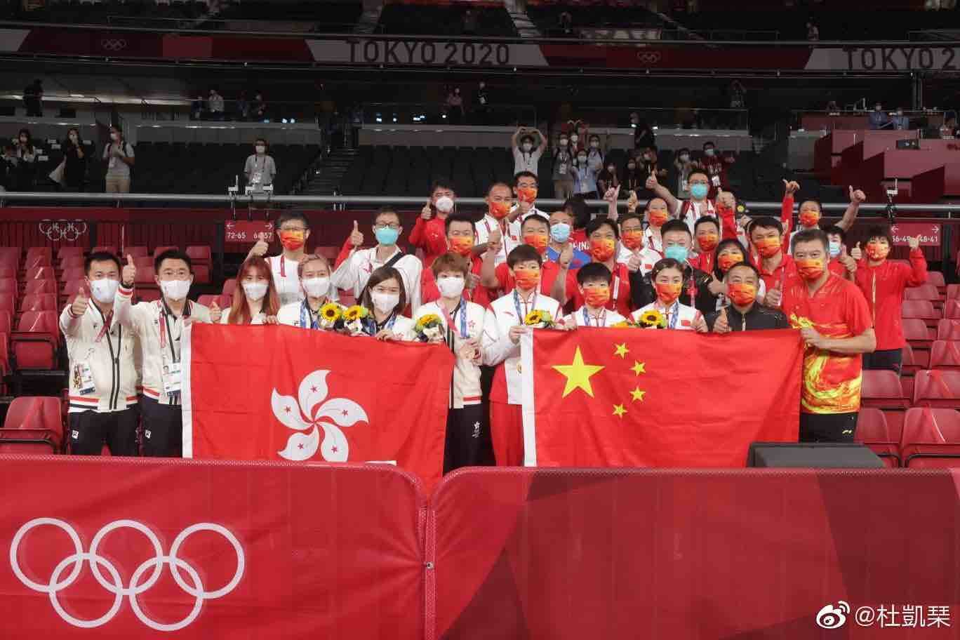 刘国梁邀中国香港代表队合影留念 中国香港队队员：我们很兴奋，立刻冲过去了