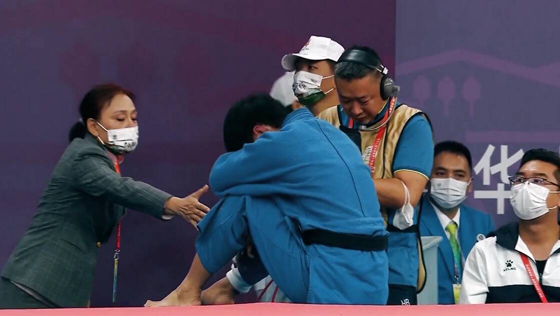 32岁老将杨俊霞带伤出战获得冠军，霸气宣言：拼搏不是为赢得所有，而是付出所有